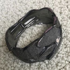 Cuff bracelet w/leaf design
